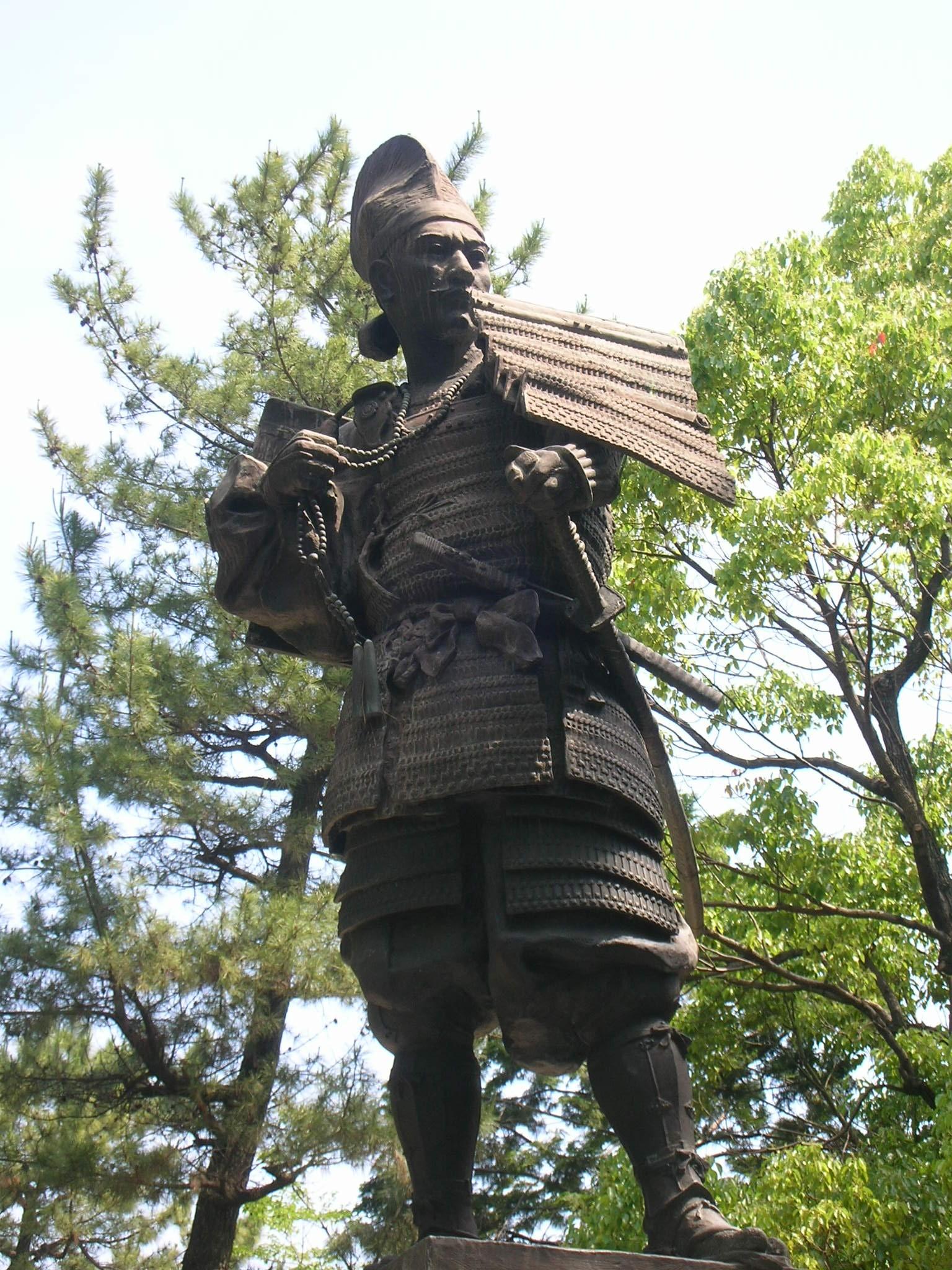 織田信長像 名古屋の税理士なら夜間 休日対応の名古屋市緑区よねづ税理士事務所